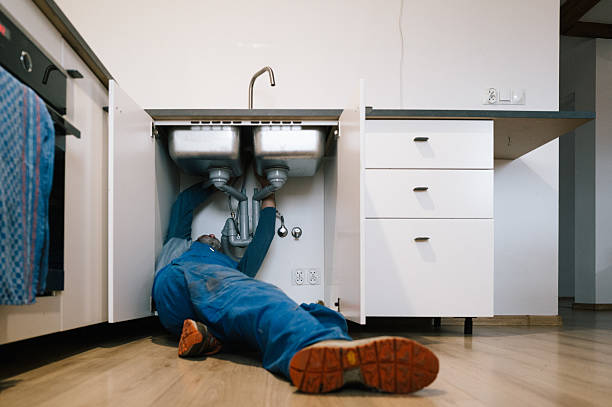 Professional Leak Detection technician working in Roscoe, IL